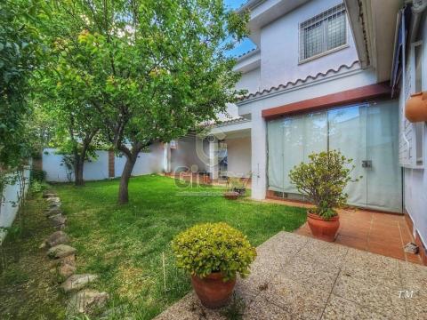 Bonita casa con jardín en Castellanos.