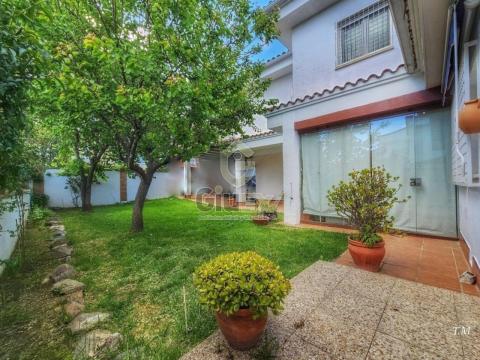 Bonita casa con jardín en Castellanos.