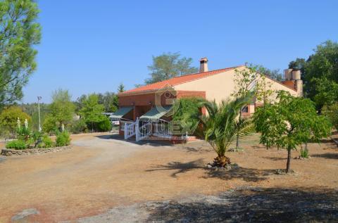 Finca rústica de 1 hectárea con acogedora casa y piscina.