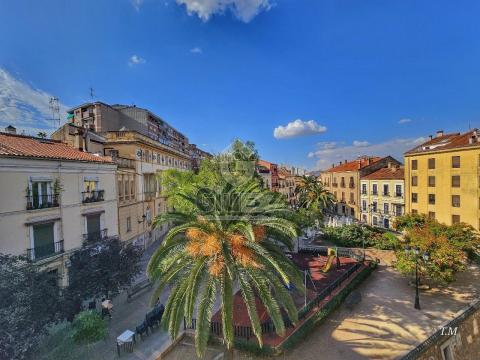 Gran piso con garaje en Plaza de la Concepción.